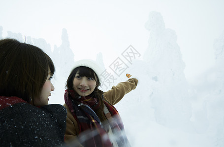 看雪景的两位女性高清图片