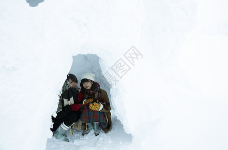雪洞里的两位女性高清图片