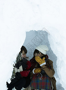 雪洞里两位女性图片
