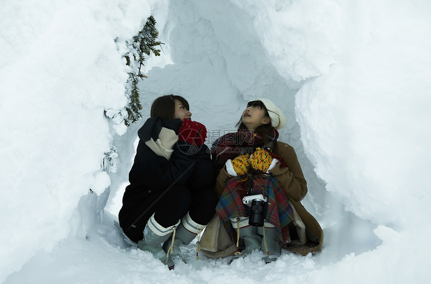  雪洞里的两位女性图片