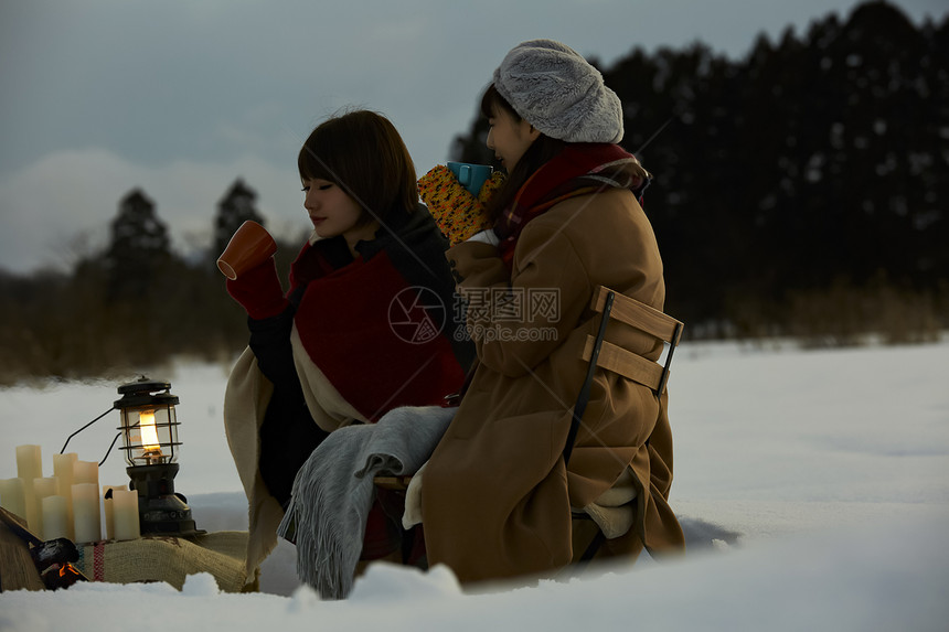  雪地里的两位女性图片