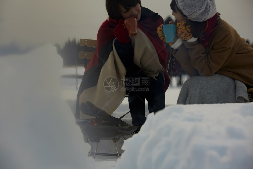   雪地里的两位女性图片