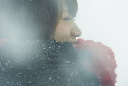 欣赏雪景的女性图片