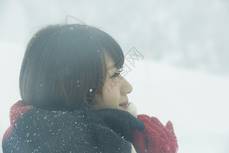 欣赏雪景的女性图片