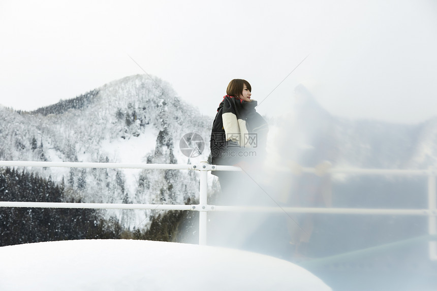 冬天女孩在旅途雪景驻地微笑图片