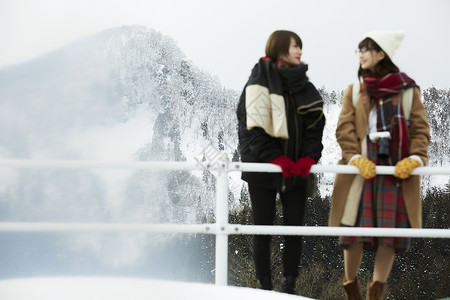 冬天女孩在旅途雪景驻地微笑女大学生高清图片素材