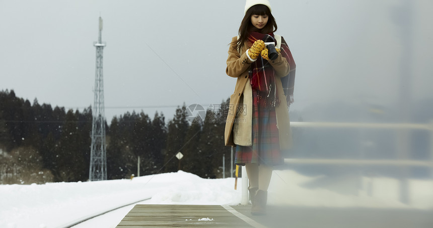 冬天女孩在旅途雪景摄影图片