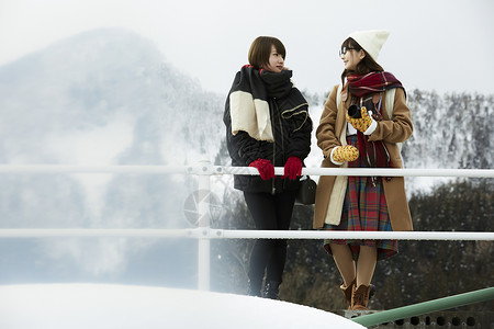 冬天女孩在旅途雪景摄影两个人高清图片素材