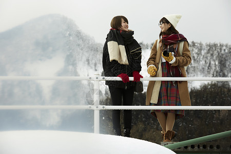 冬天女孩在旅途雪景摄影冬至高清图片素材