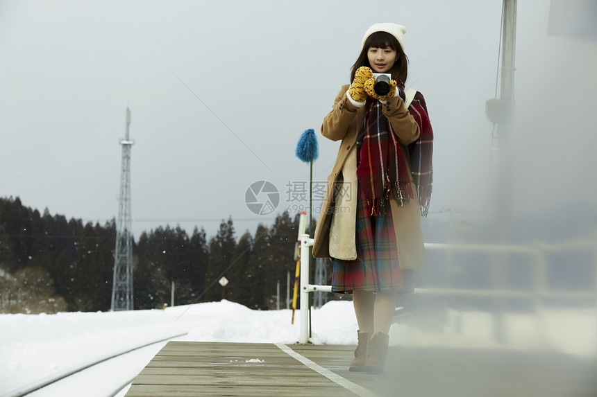 冬天女孩在旅途雪景拍摄 图片