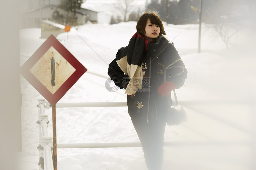 冬天女孩在旅途雪景路边图片