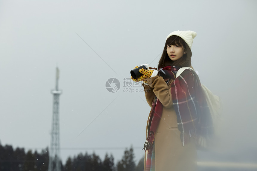 冬天女孩在雪景中拍摄图片