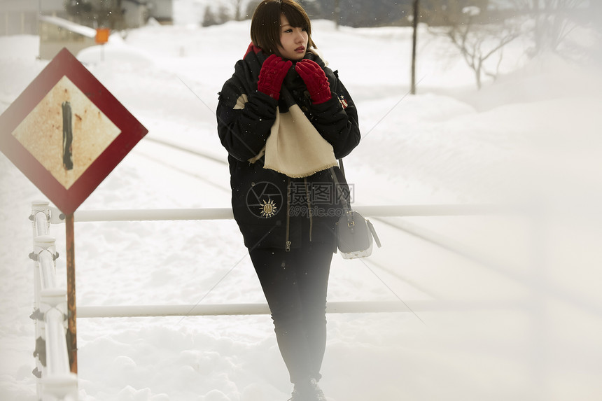 冬天女孩在旅途雪景路边图片