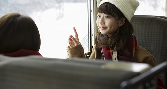 冬季女孩旅行雪景观光乘车图片