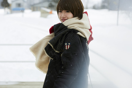 在旅途雪景路边的女孩图片