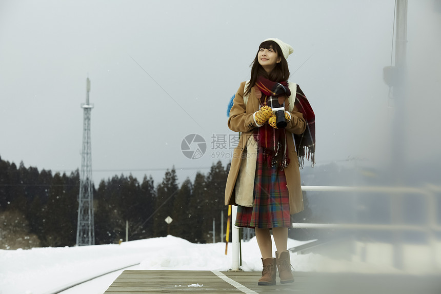 冬天女孩在雪景中拍摄图片