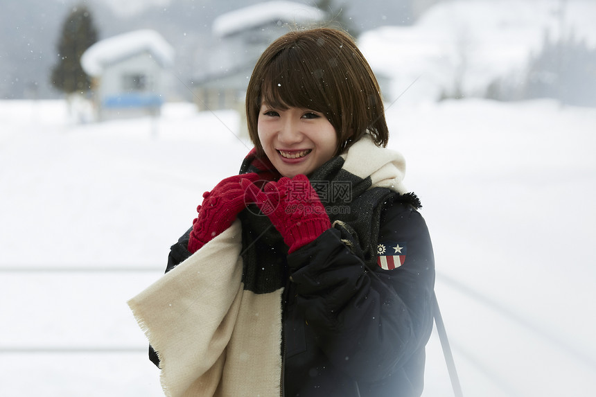 游客冬天在雪地里漫步图片