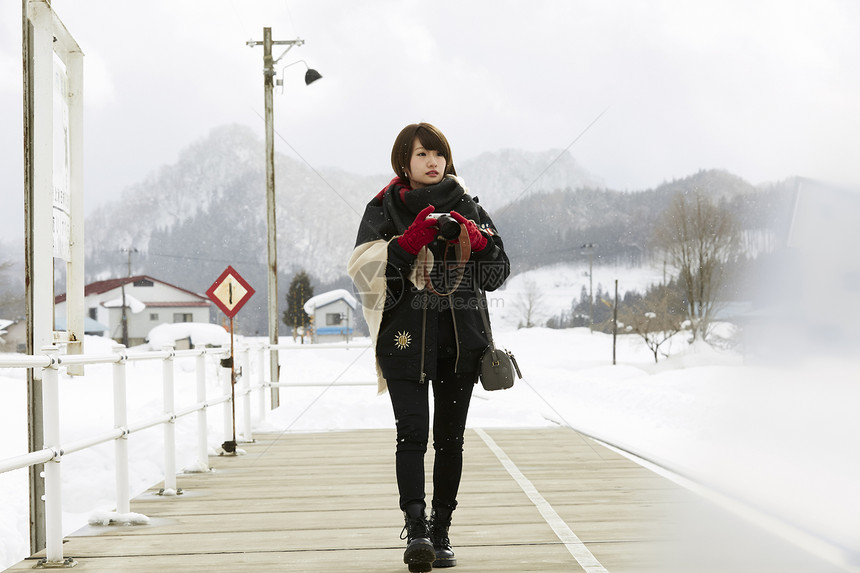 游客冬天在雪地里漫步图片