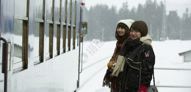 冬季在雪地里等车的女孩游客高清图片素材
