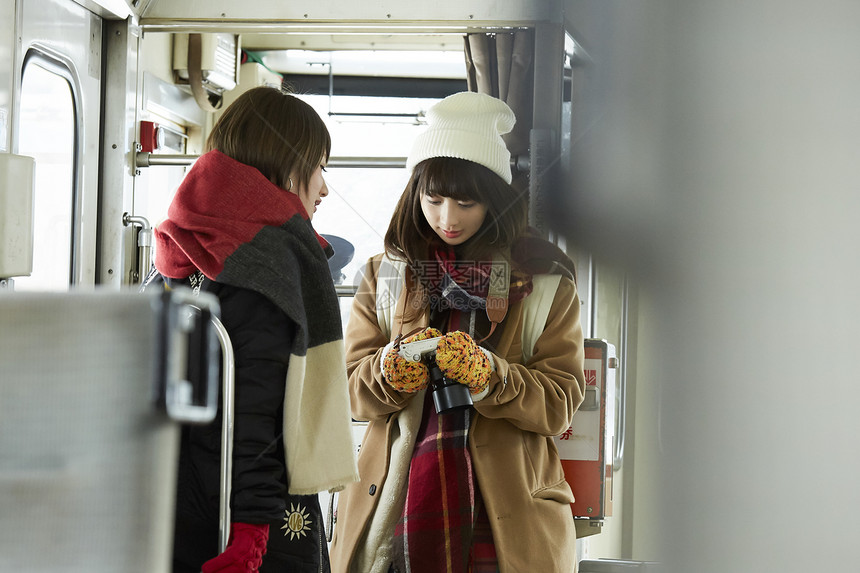 冬季女孩旅行雪景区乘坐本地线图片