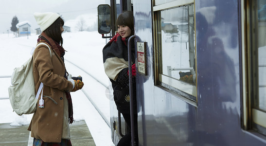 闺蜜女性乘坐火车旅行雪景高清图片素材