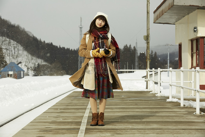 冬天在雪地里漫步的女学生图片