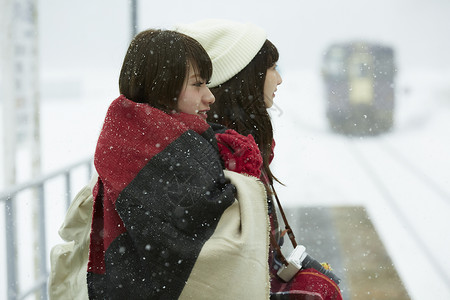 冬天在雪地里漫步的女学生女大学生高清图片素材