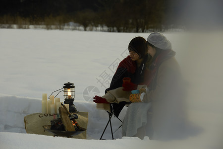 享受雪地下午茶的女人高清图片