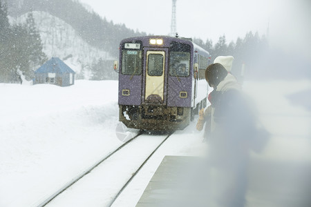 享受雪景旅行的女人东北地区高清图片素材