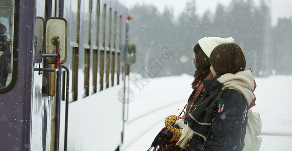 幸福享受愉快雪景旅行的女人双人高清图片素材