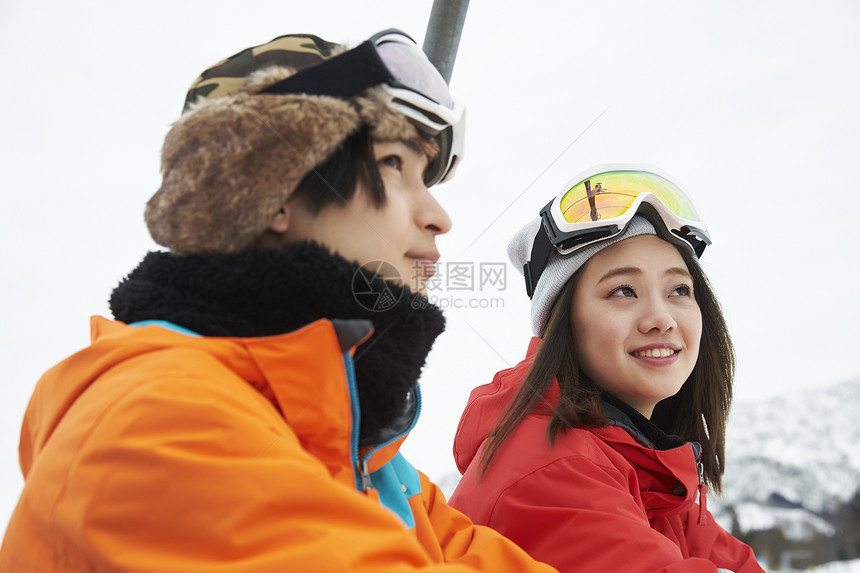 滑雪运动员在滑雪侧面肖像照图片