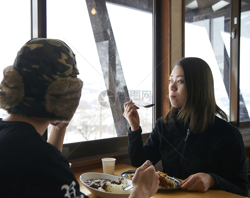 一对夫妇在滑雪场用餐图片