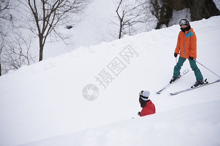 滑雪度假区的滑雪爱好者图片