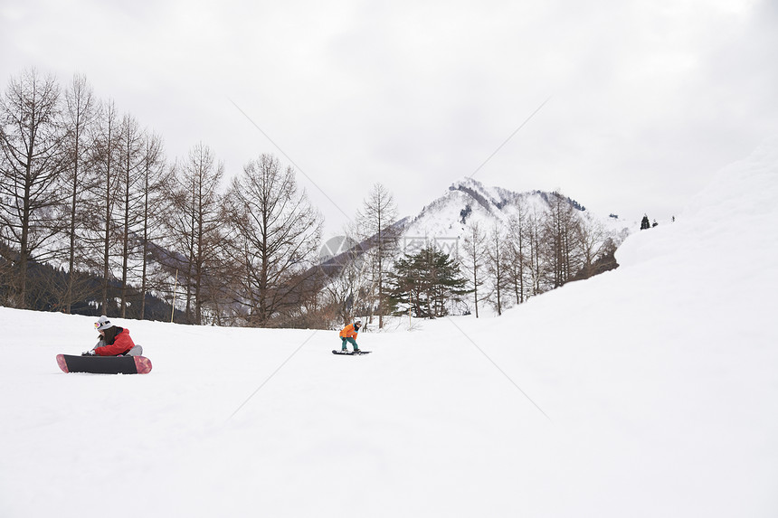 滑雪胜地滑雪的雪板夫妇图片