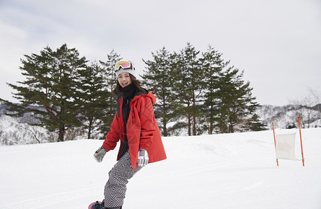 滑雪场练习滑雪的女性图片