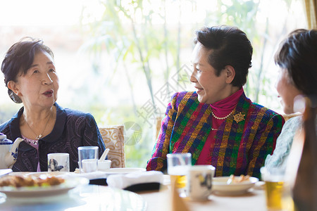 老年女性聊天吃饭饭店高清图片素材