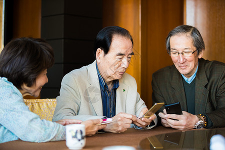 老年人使用智能手机操作图片