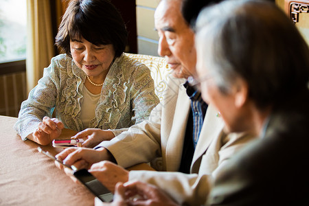 室内中老年人校友会团聚看手机背景图片