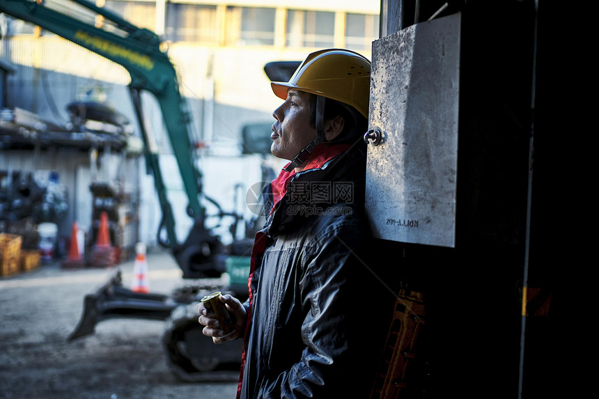 建筑工地工人男人喝饮料图片