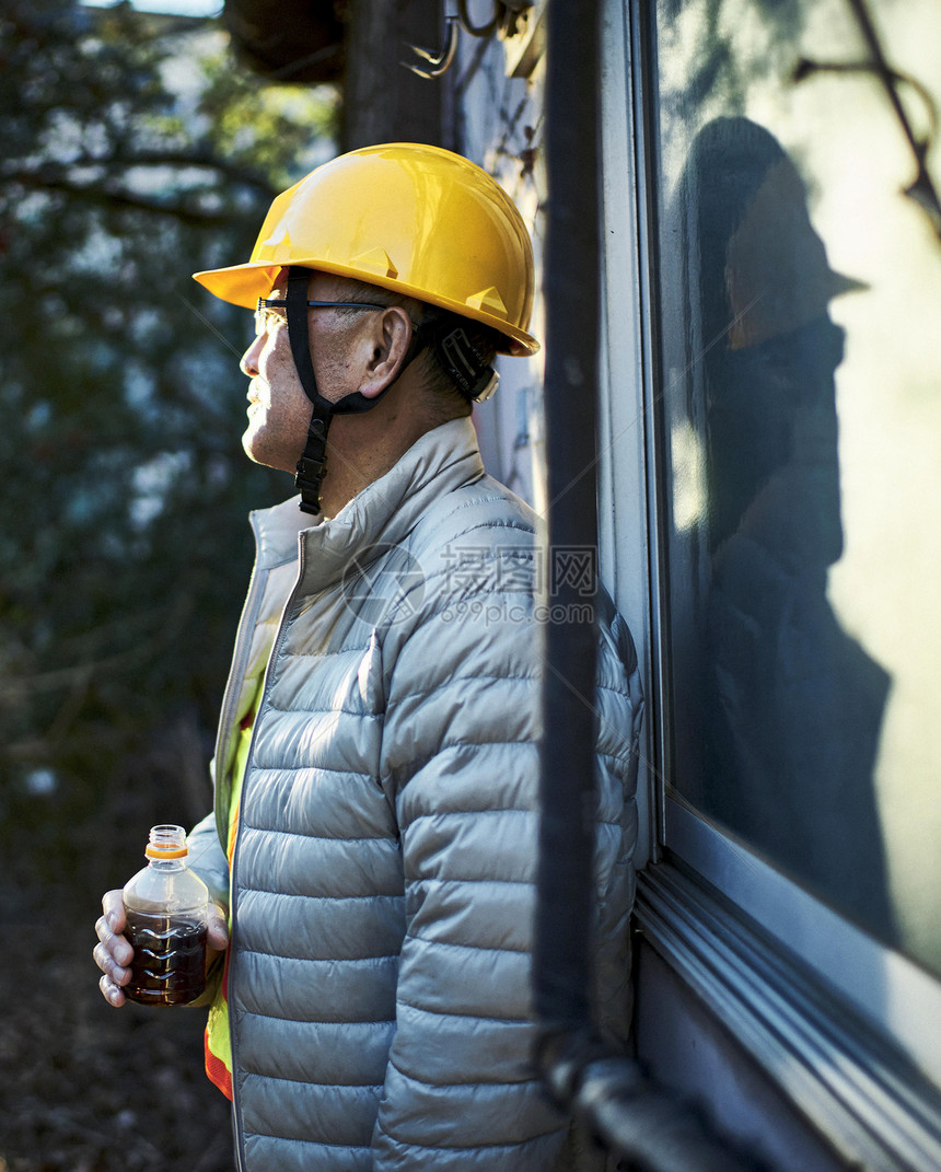 建筑工地工人男人喝饮料图片