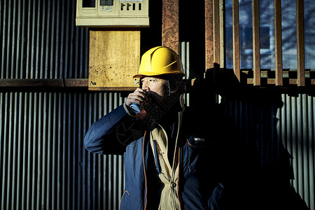 建筑工地工人男人喝水图片
