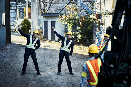 工人在建筑工地做广播体操图片