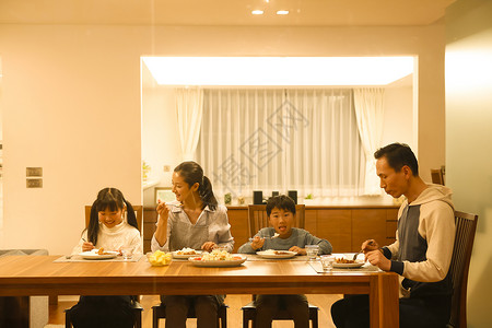 餐桌日本人小学生家庭晚餐图片