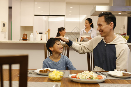 日本人房子愉快家庭晚餐图片