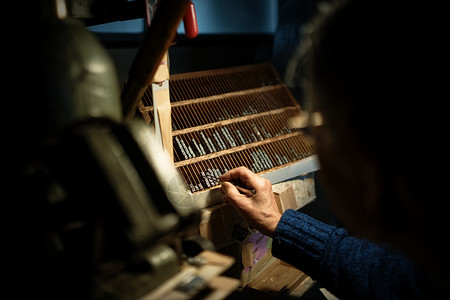 传统手工艺制作工匠图片