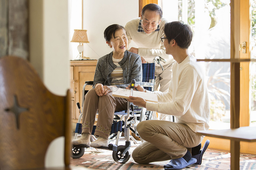 为老年夫妻设计房屋的建筑设计师图片