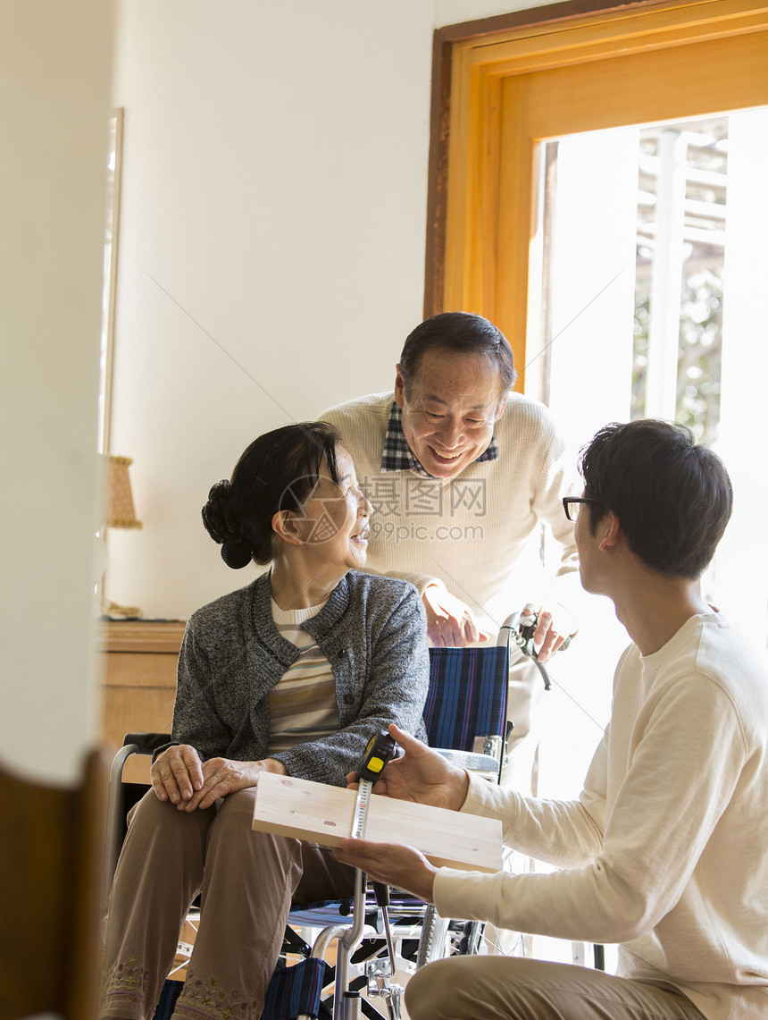 住宅里的老夫妇与建筑师讨论房屋风格图片