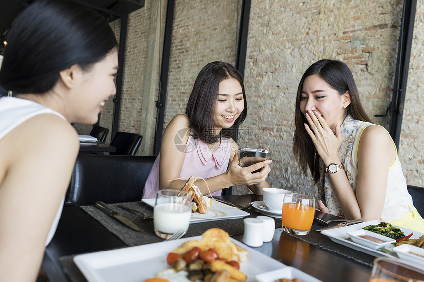 闺蜜女孩们吃西餐聊天图片