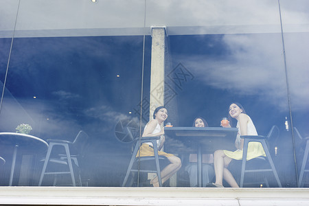 坐在餐厅喝下午茶的女孩们图片