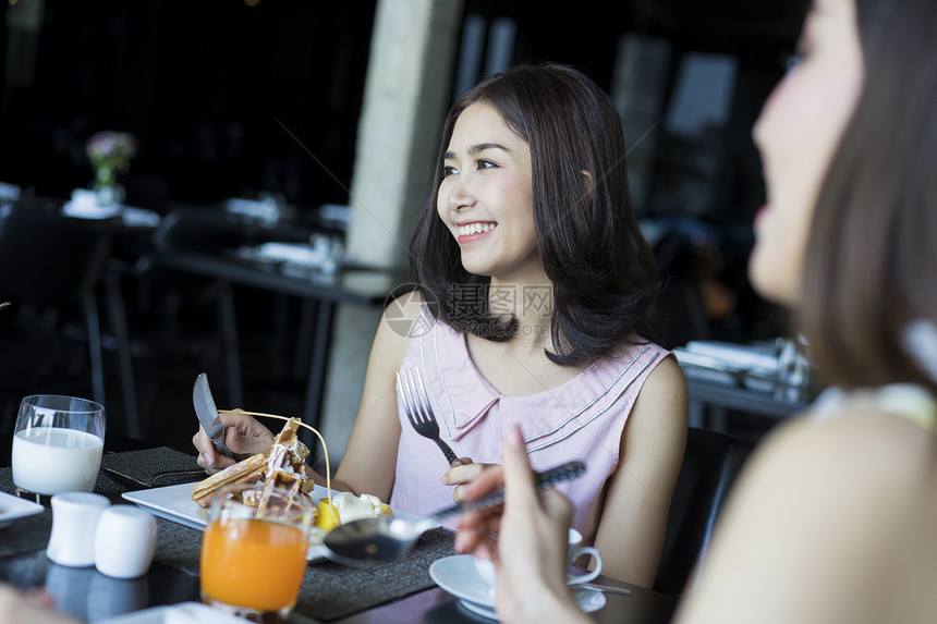 女孩们餐厅吃饭图片